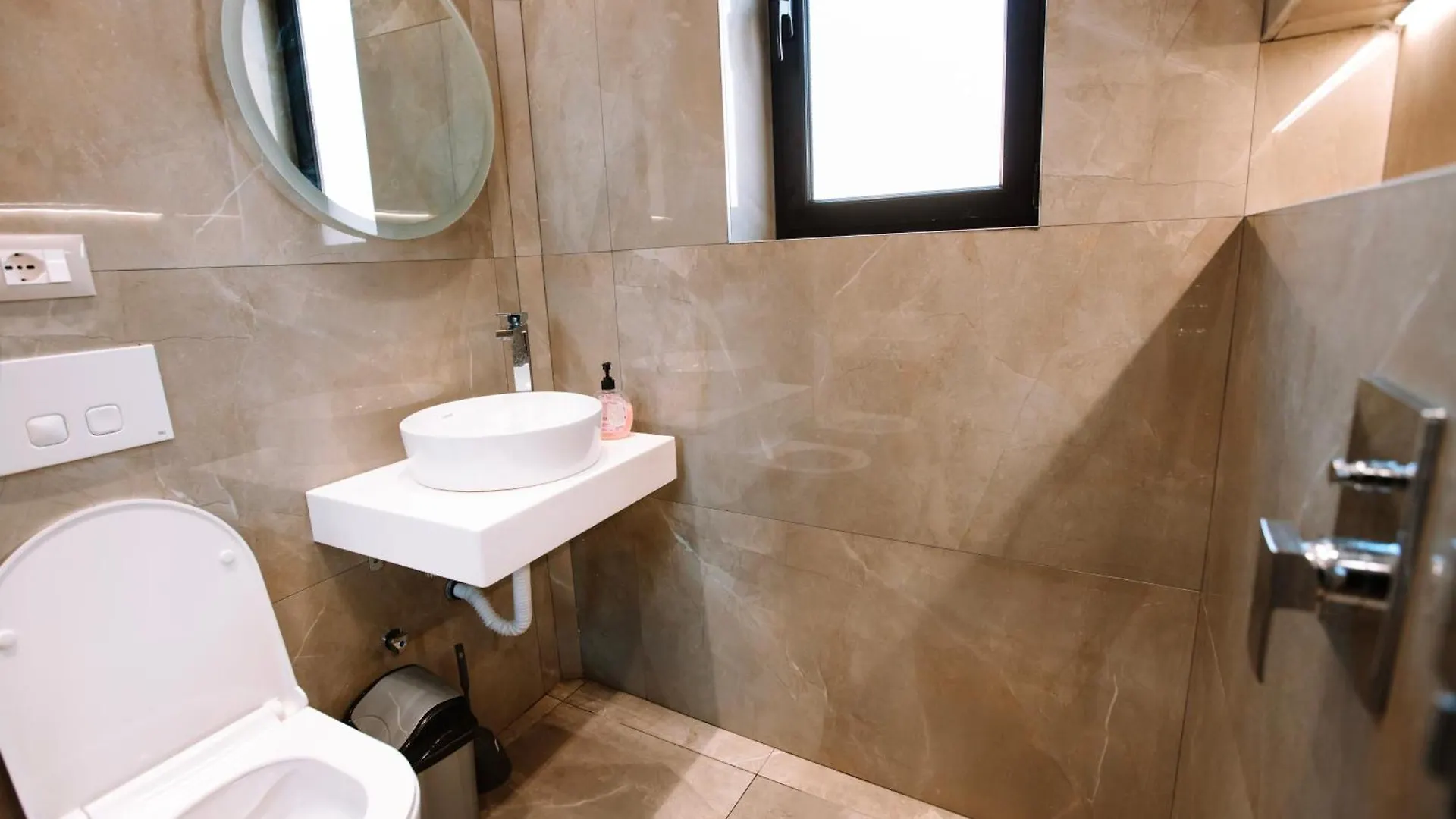 Barrikada Str Modern Apartments - The Nest Tirana